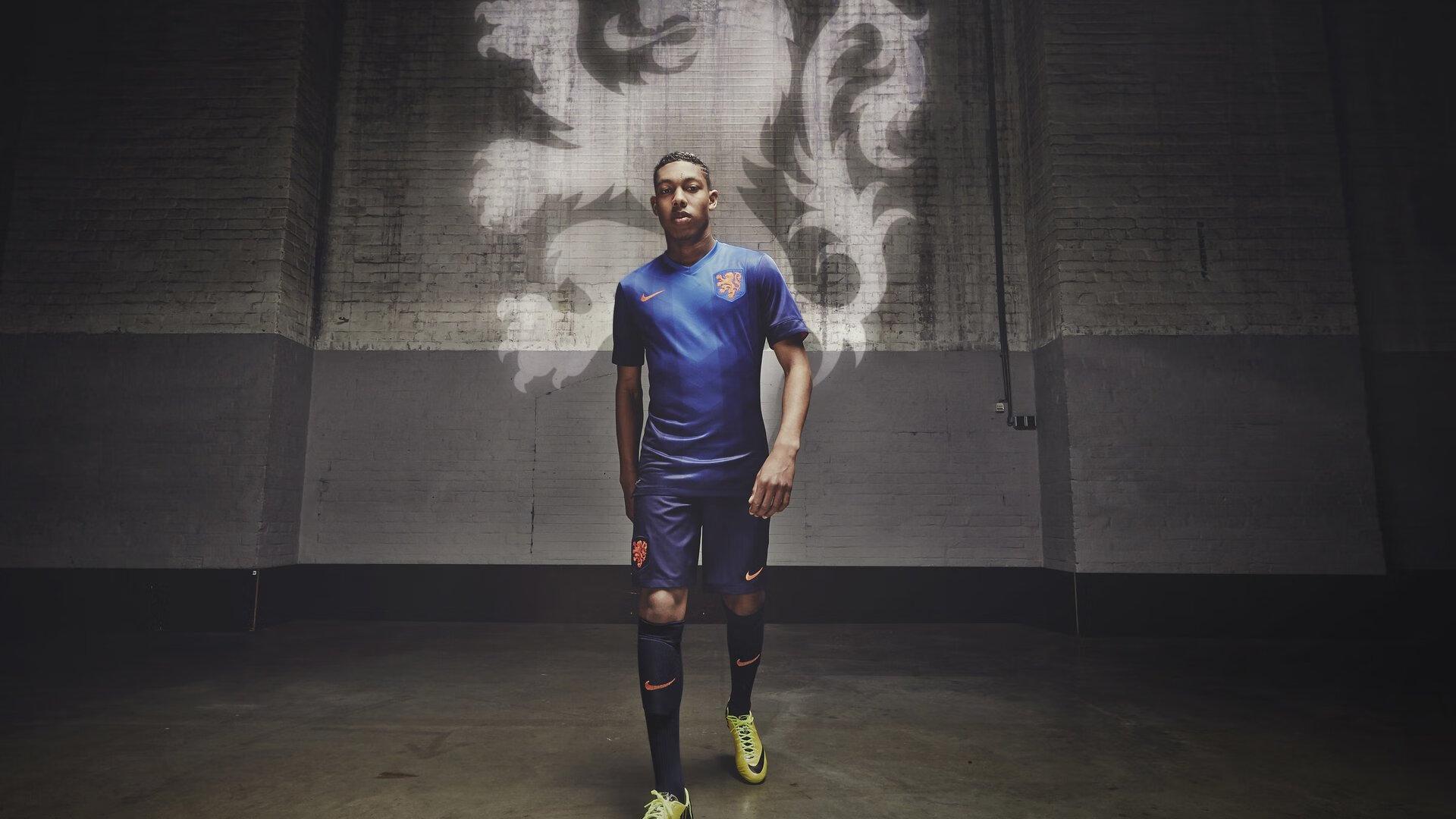 观察欧陆暗战，当精密钟表遇上亚平宁艺术，谁该在绿茵场颤抖？